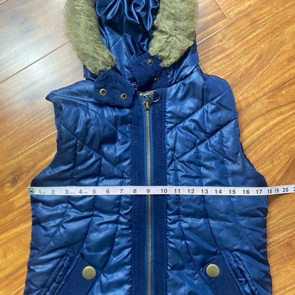 3/$25 Lola Women's Navy Quilted Zip Sleeveless Faux Fur Hooded Vest Size Medium - Picture 15 of 16